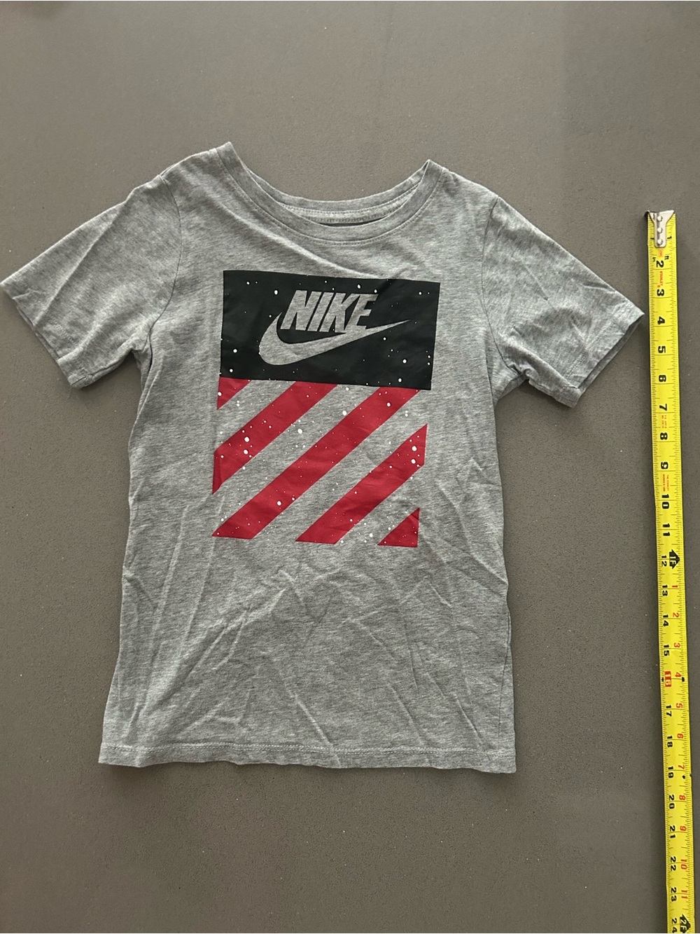 Nike Boys Gray T-Shirt with Red Stripes Size S…